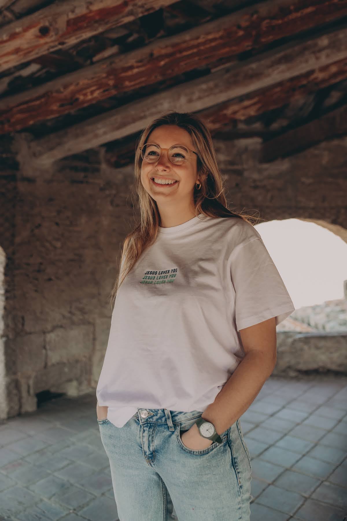 Camiseta Jesus Loves You