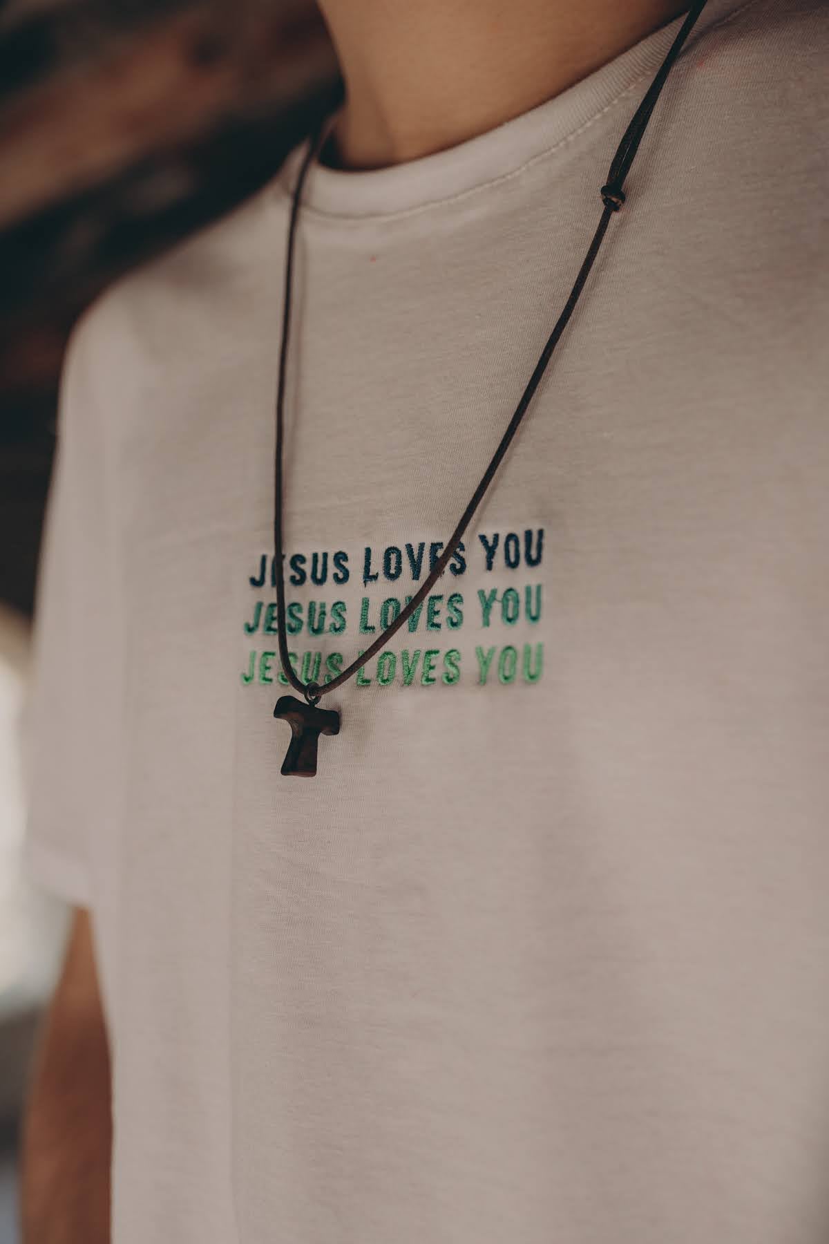 Camiseta Jesus Loves You